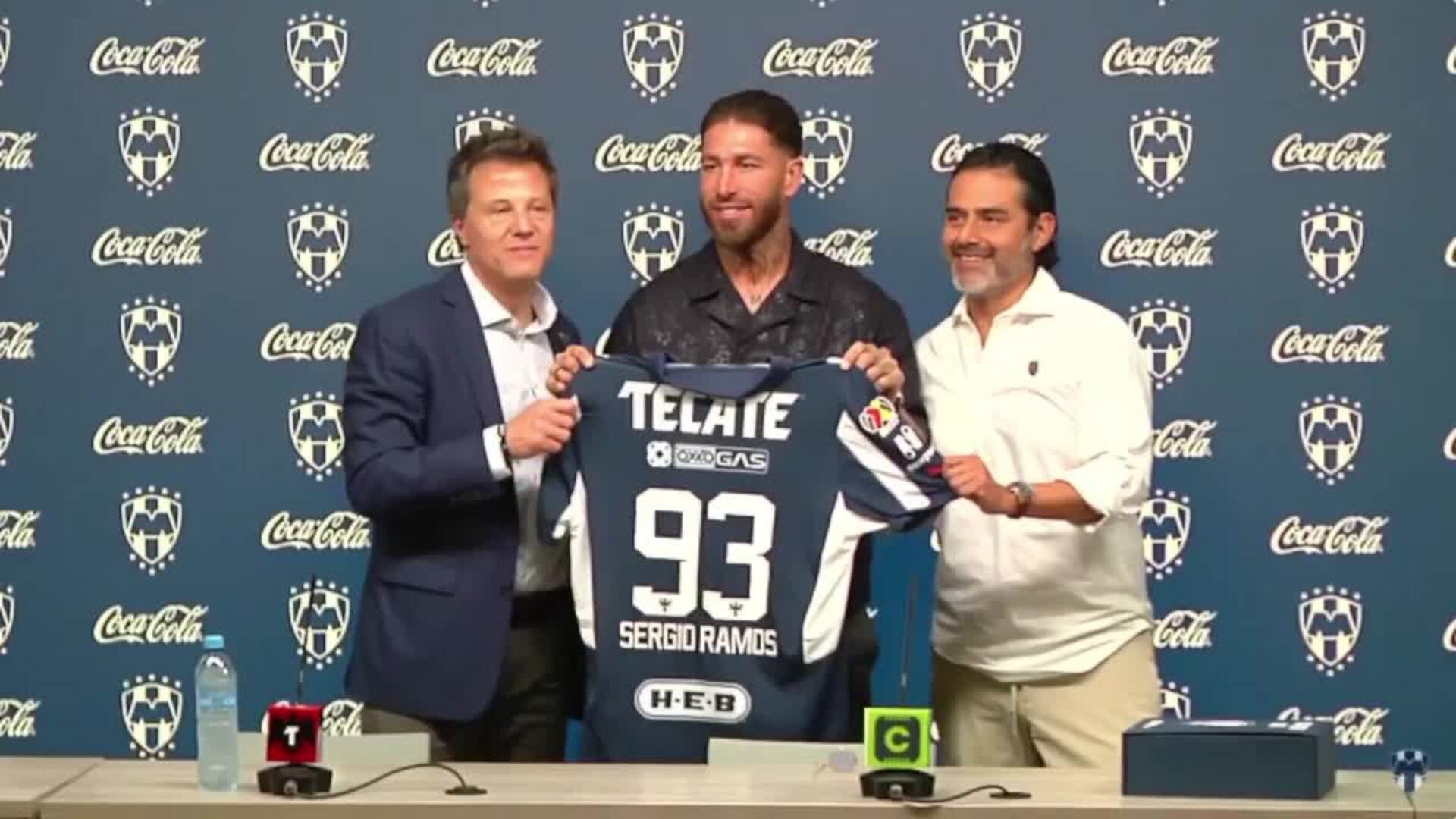 Sergio Ramos posa con su nueva camiseta del Rayados Monterrey