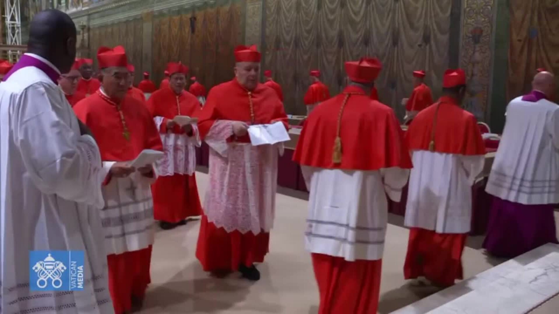 Los 133 cardenales electores entran en la Capilla Sixtina para dar comienzo al Cónclave