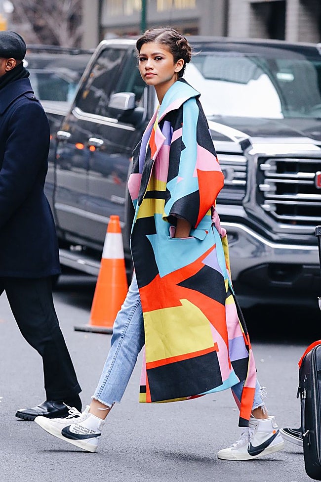 Zendaya con un abrigo de colores invernal.