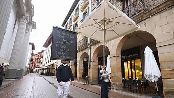 Vecinos de Ordizia con un curioso talento: «He llegado a sostener un barril de cerveza con la barbilla»