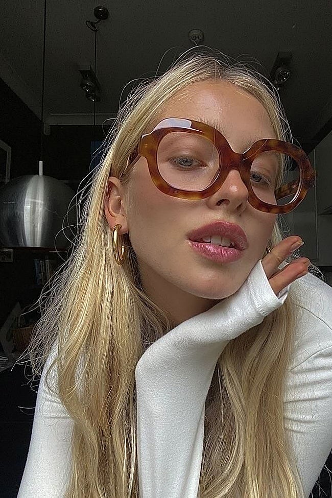 Las 'maxi' gafas con montura gruesa marrón son un 'hit' de la campaña.