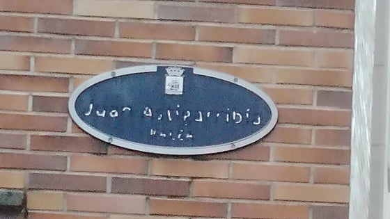 Las placas de algunas calles de Donostia necesitan un repaso