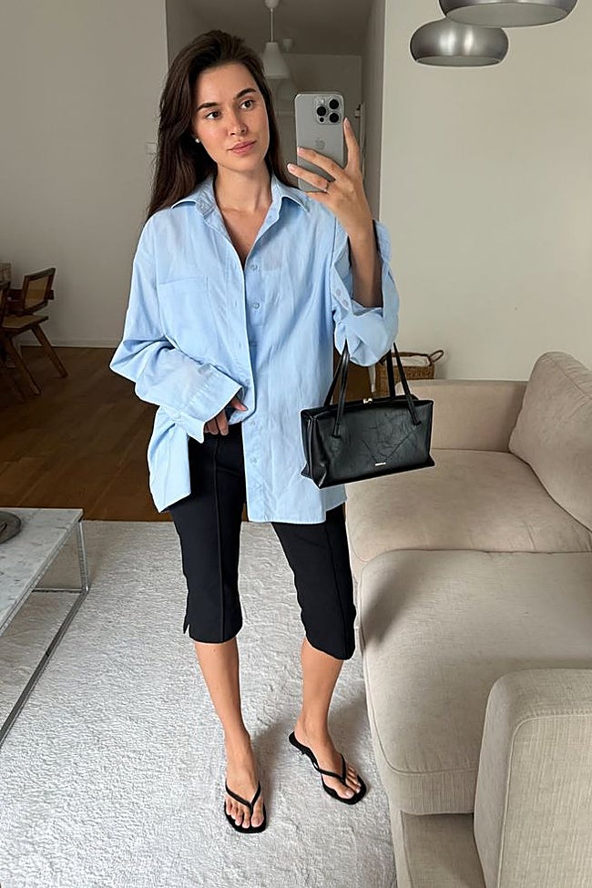 Capri negro con camisa 'oversize'.
