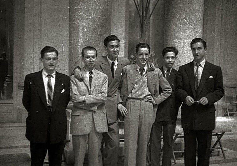 1951 | Estaban en el cine Miramar ¡en mangas de camisa!