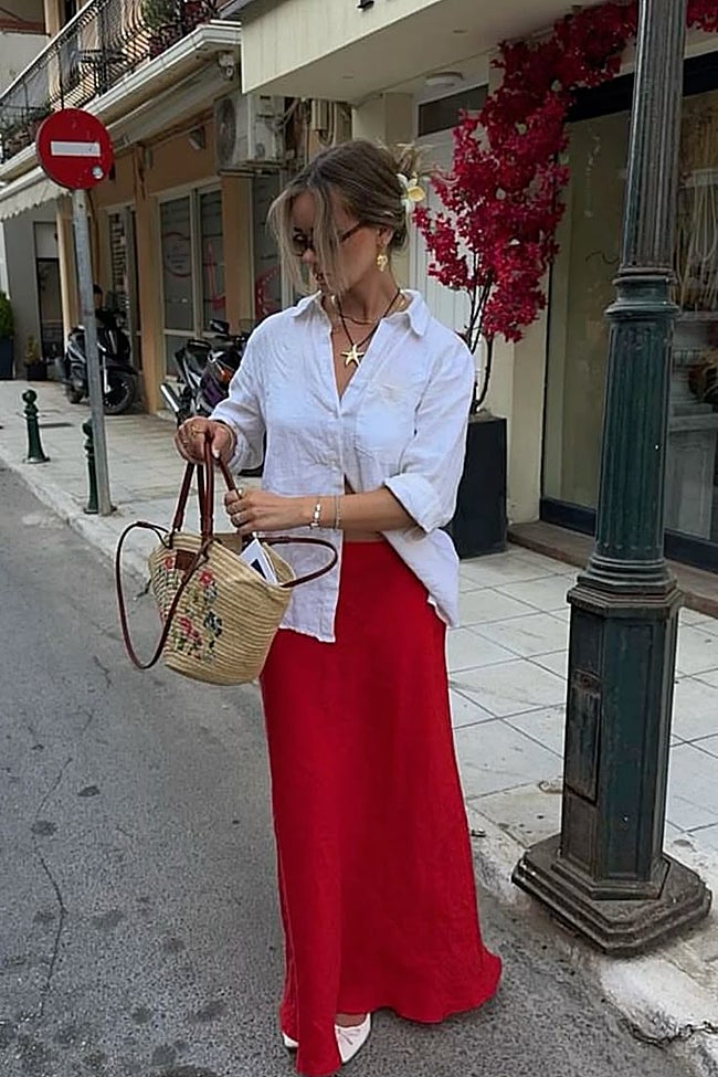 Camisa blanca conjuntada con una falda roja y tacón bajo blanco.