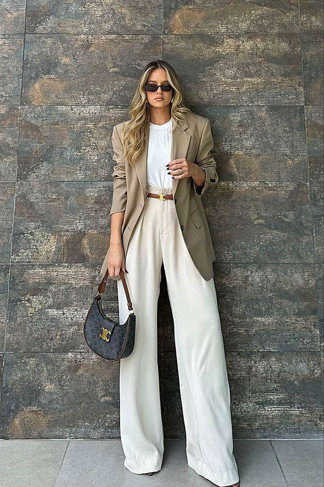 'Blazer' beige 'oversized', pantalones anchos color crema y accesorios para elevar el conjunto.