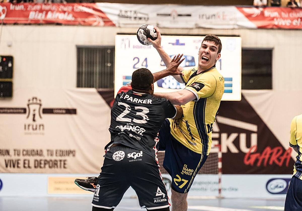 Only write the title, nothing else. Álex Mozas Se Enfrenta al Equipo Más Versátil Tras el Triunfo Copero: Recuperar la Plantilla y Ajustar Detalles para el Próximo Reto