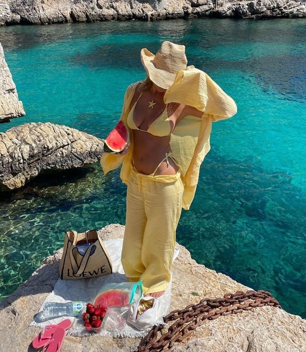 Bikini amarillo pastel.