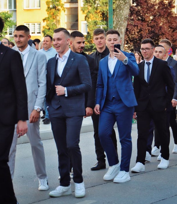 Estudiantes vestidos en traje para la graduación.