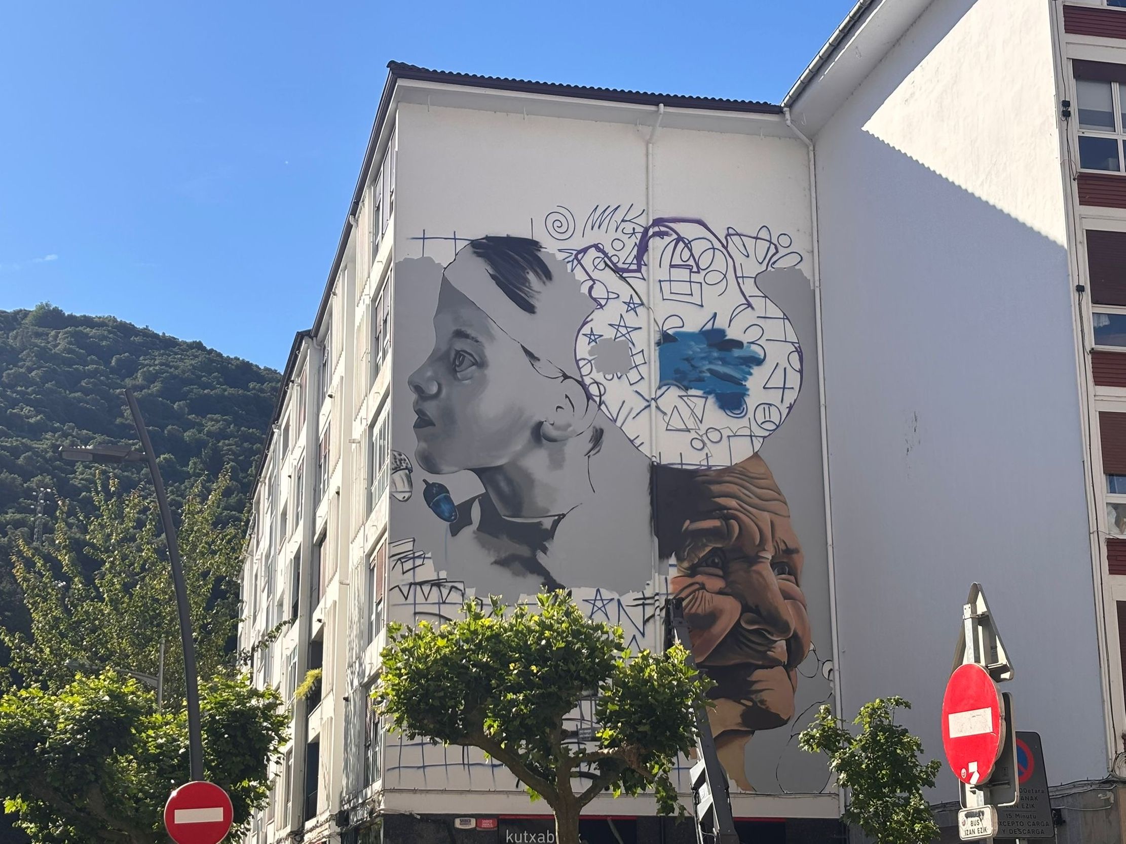 Arrasate: Mutiko Kristal pinta en San Andrés un mural a la emigración ...