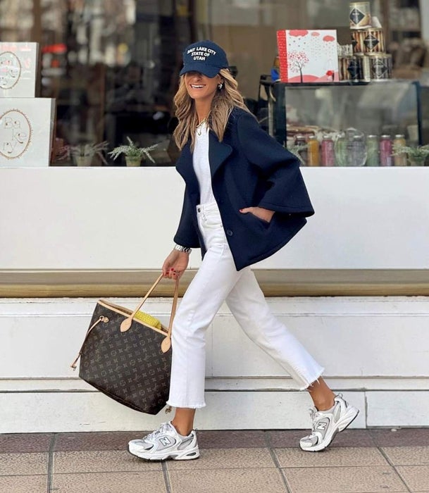 Look 'total white' con chaqueta azul y visera.
