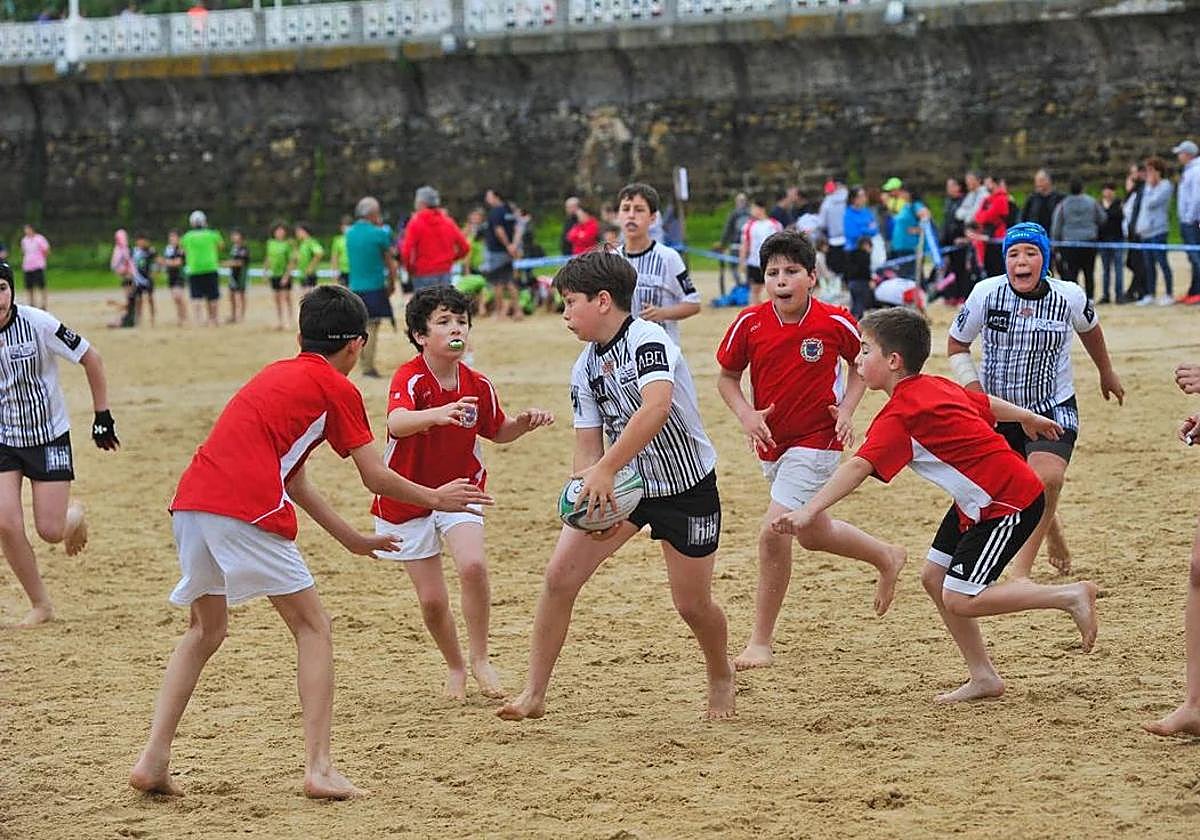 La playa de La Concha reúne el domingo a más de 700 jugadores de rugby sub-14