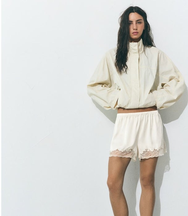 Chaqueta de deporte y pantalón lencero blanco.