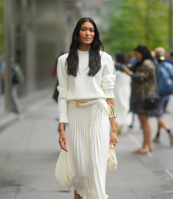 Un jersey beige y falda recta 'midi'.