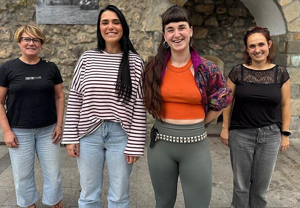 Representantes del Ayuntamiento y Urrats dantza taldea junto a las dos profesoras de Soraluzeko Dantza Eskola.