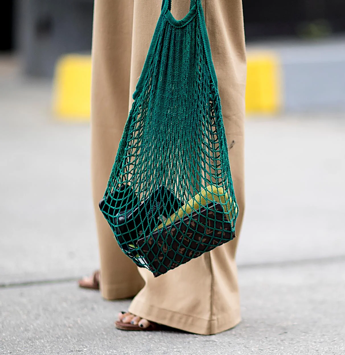Bolso de red verde.