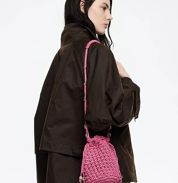 Bolso rosa de 'crochet'.
