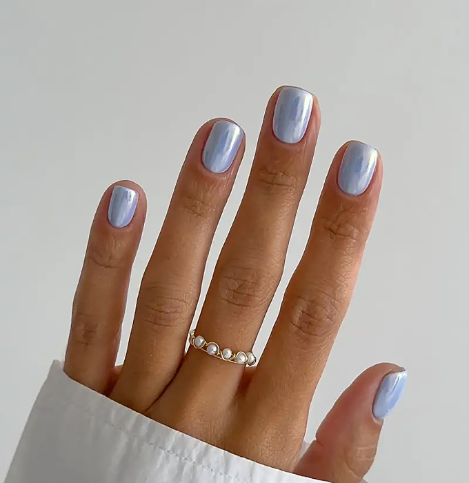Manicura azul claro con efecto glaseado.