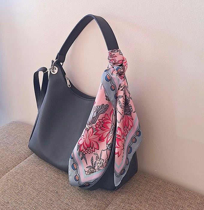 Bolso con pañuelo atado en un lateral.