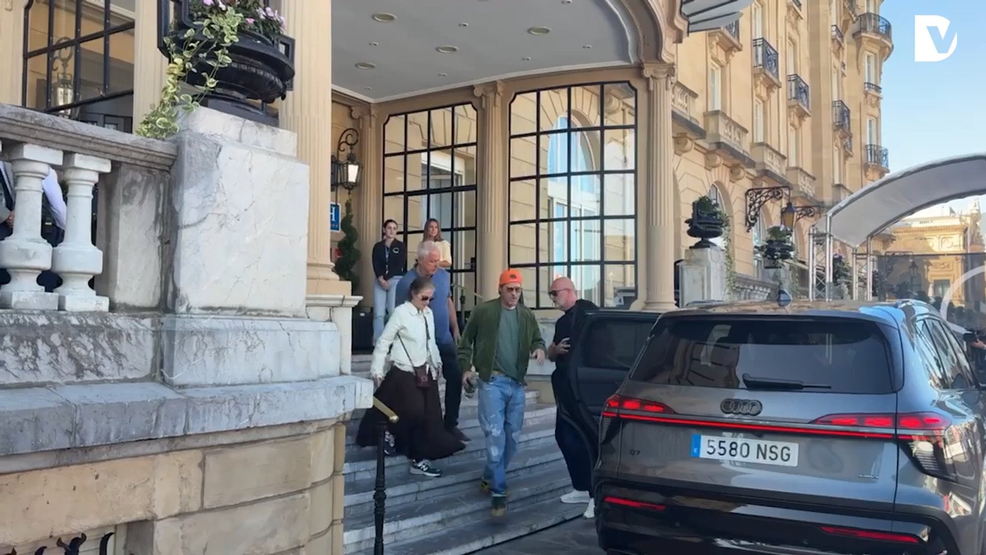 Brad Pitt sale del hotel y desata la locura en Donostia