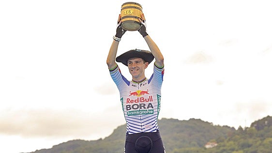 Remco Evenepoel celebra la victoria en la Clásica de San Sebastián.