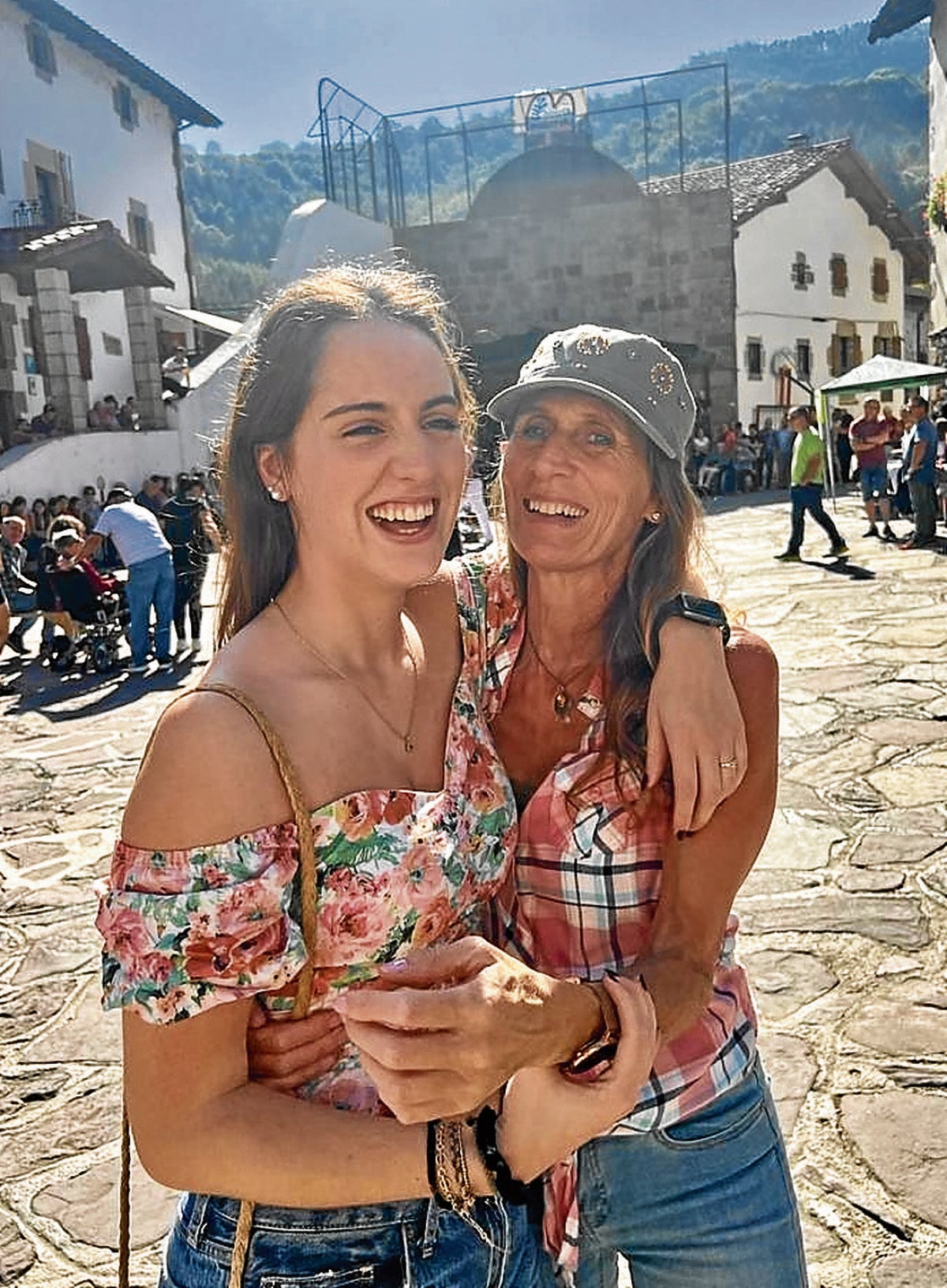 Georgina Howard, a la derecha, con su hija Marion en las fiestas de Zubieta.