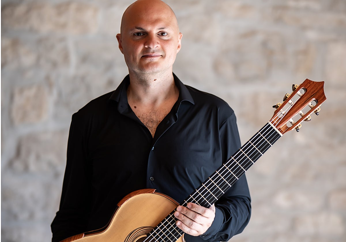 Flavio Sala con la guitarra, instrumento al que ha dedicado su vida profesional.