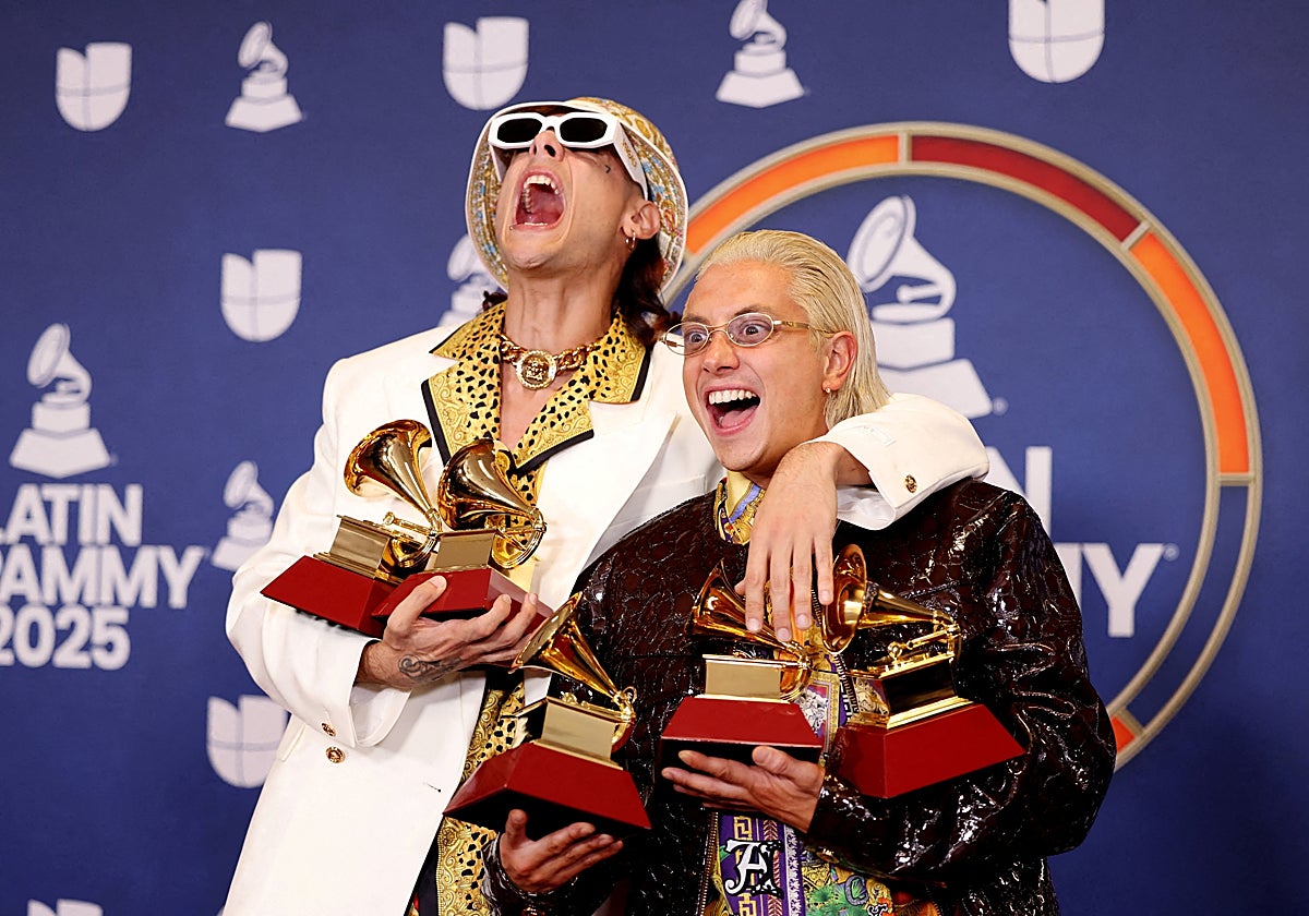 Ca7riel y Paco Amoroso en la 26 gala de los Latin Grammy Awards de Las Vegas.