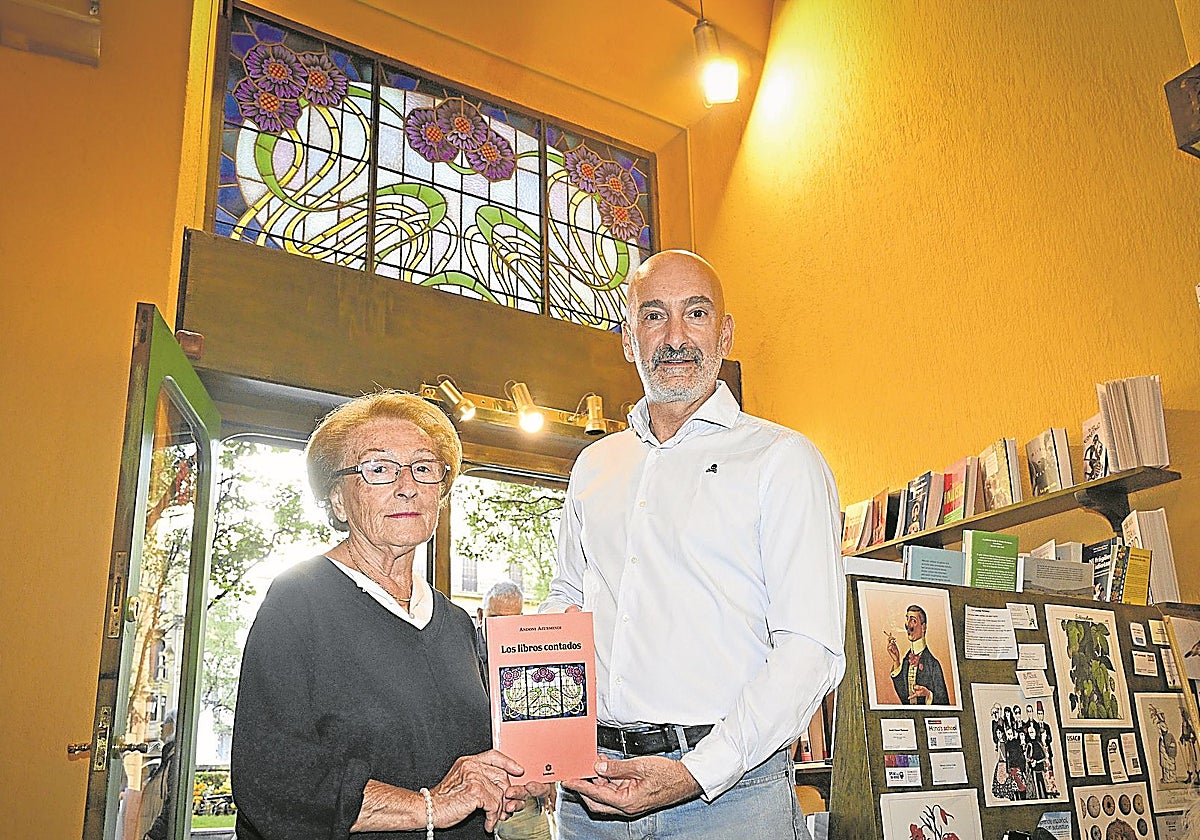 Conchi Ibarrola y su hijo, Andoni Azurmendi, con el libro en el interior de la librería Donostii.