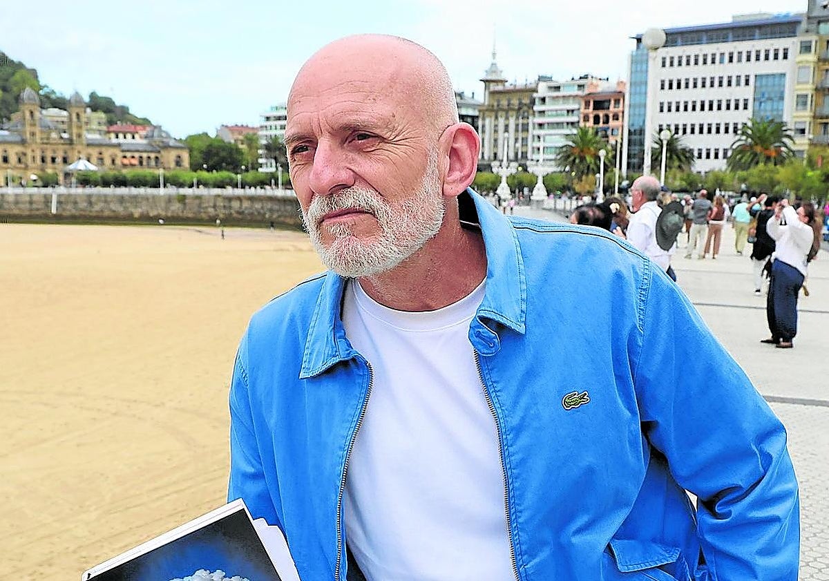 Alejandro Palomas, con su libro en Donostia.
