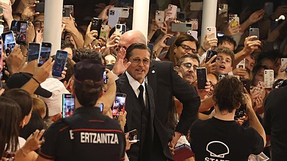 Brad Pitt y San Sebastián, una devoción de ida y vuelta: más de una hora firmando autógrafos
