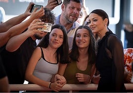 Una radiante Marion Cotillard entra al pase de gala de su película, donde interpreta a una mujer «con pasado revolucionario».