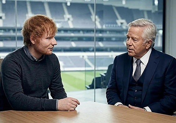 Ed Sheeran y Robert Kraft, reunidos en un palco del estadio de los New England Patriots, donde está convocada una protesta este sábado.