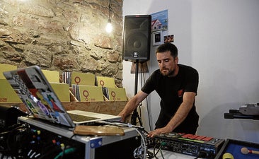 Telmo Trenor, presentando las nuevas canciones que componen 'Blow' en la tienda Egia Records.