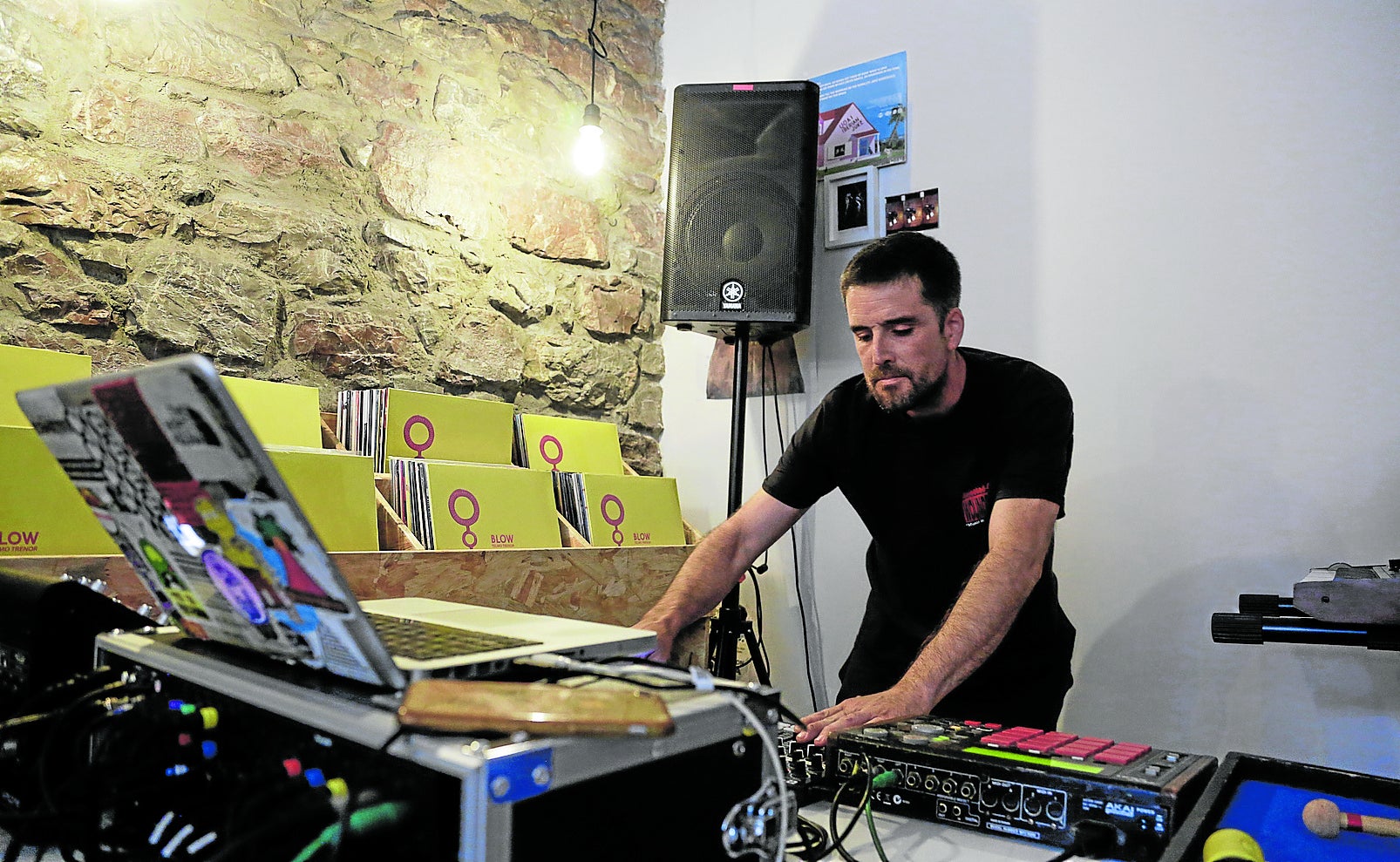 Telmo Trenor, presentando las nuevas canciones que componen 'Blow' en la tienda Egia Records.