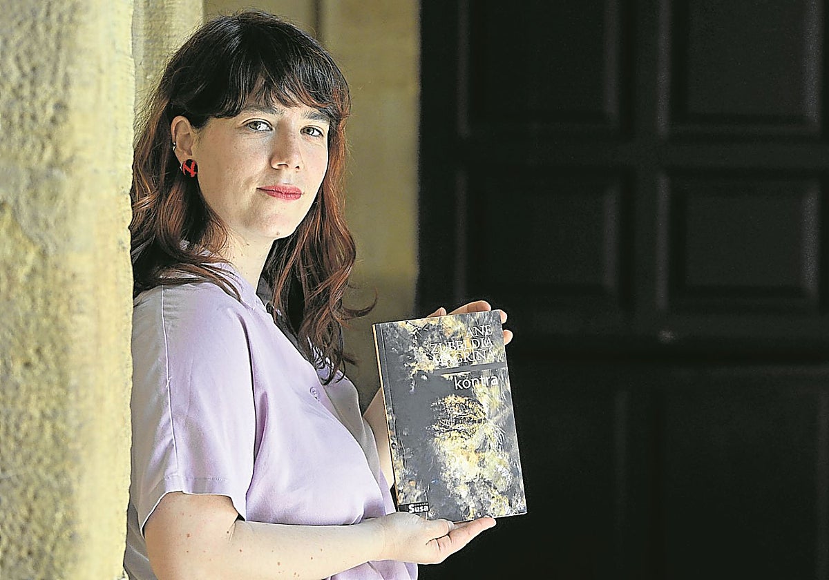 La poeta, durante la presentación en Donostia de 'kontra' en mayo de 2025