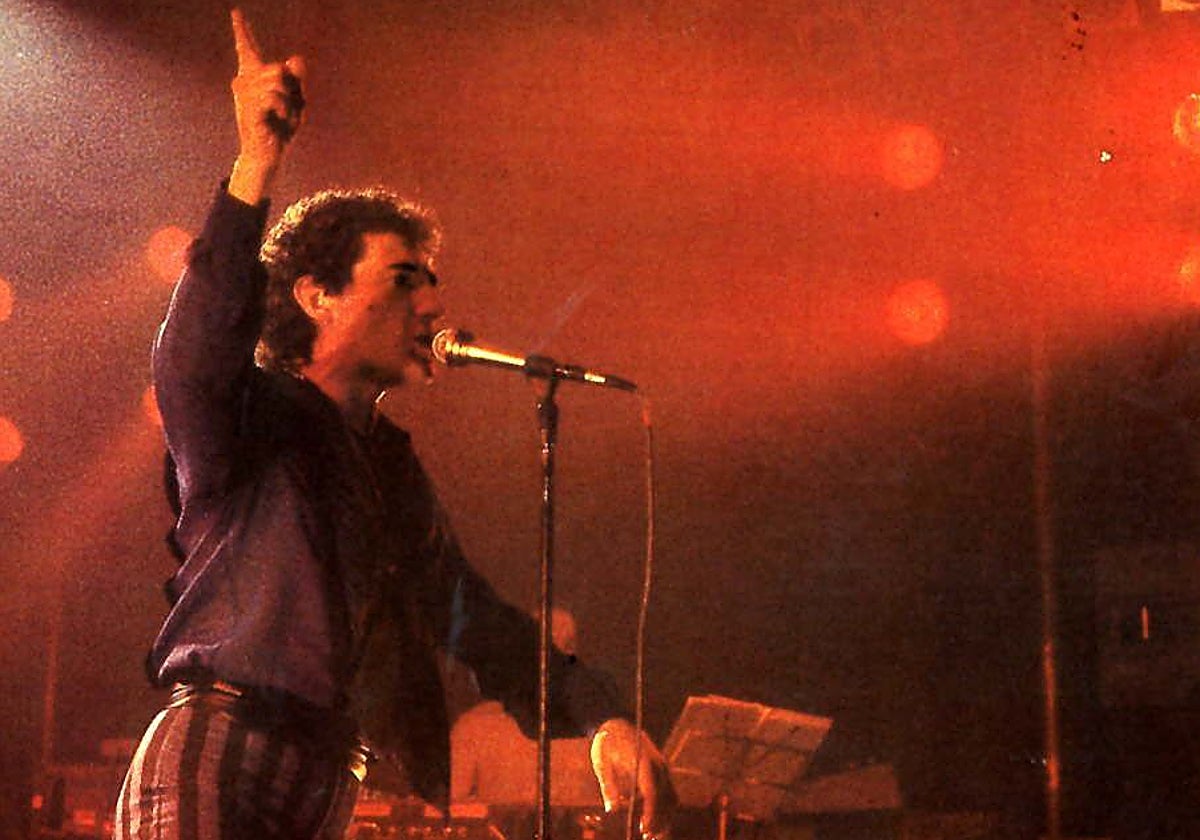 Miguel Ríos durante uno de sus conciertos en los ochenta.
