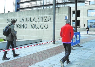 Funcionarios del Gobierno Vasco acuden al trabajo en Lakua de Vitoria.