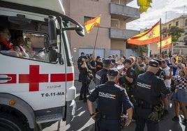 Manifestantes impiden el paso de un camión de Cruz Roja en Ceuta el pasado 27 de agosto.
