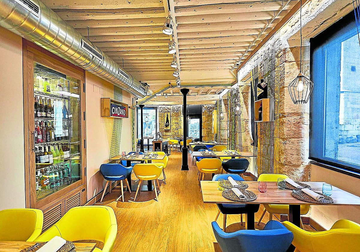 Vista del moderno y acogedor comedor del Lilicook salmantino.