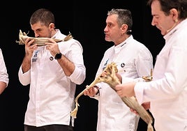 Los cocineros Javier Rivero y Josean Alija, con lomos de bacalao en Gastronomika 2025.