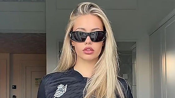 Tatiana Kaer ya luce la camiseta de la Real Sociedad para sus casi 20 millones de fieles