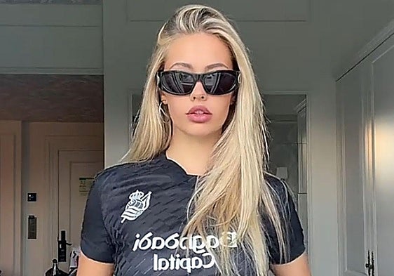 Tatiana Kaer luce la camiseta de la Real Sociedad.