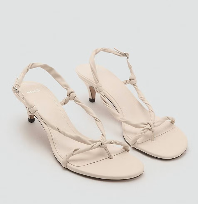 Sandalias 'kitten heel' en blanco.
