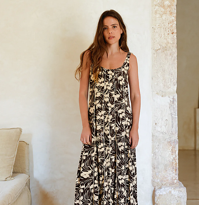 Vestido con estampado floral blanco y negro.