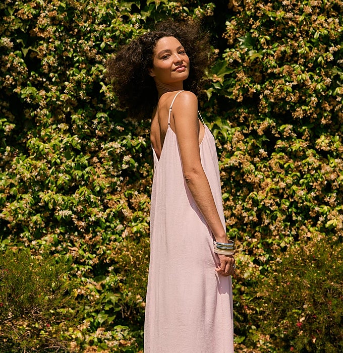 Vestido midi vaporoso rosa palo.