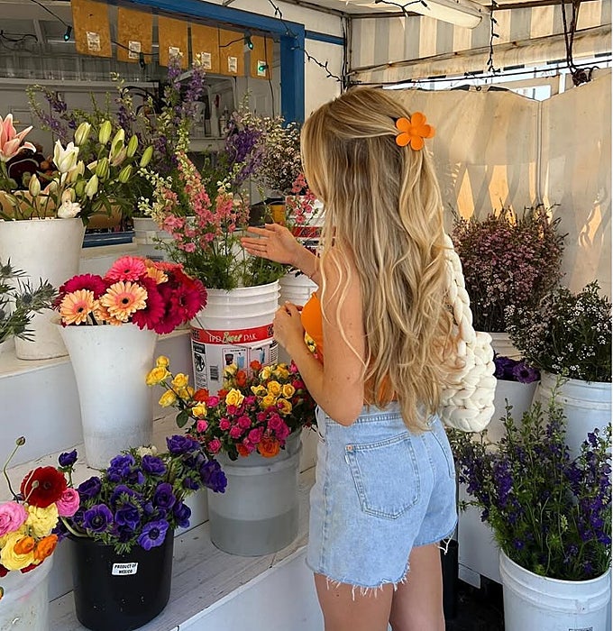 Mujer con pinza de pelo naranja.