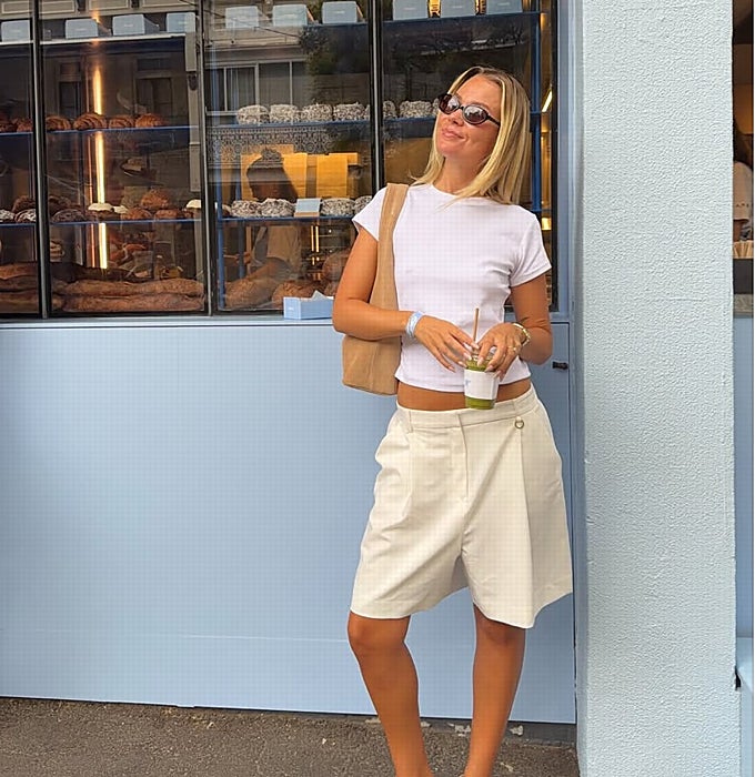 Camiseta blanca y 'jort' estilo sastre beige.