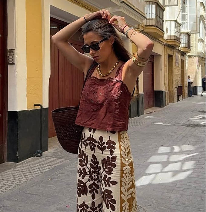 'Top' color tierra y pantalón estampado.