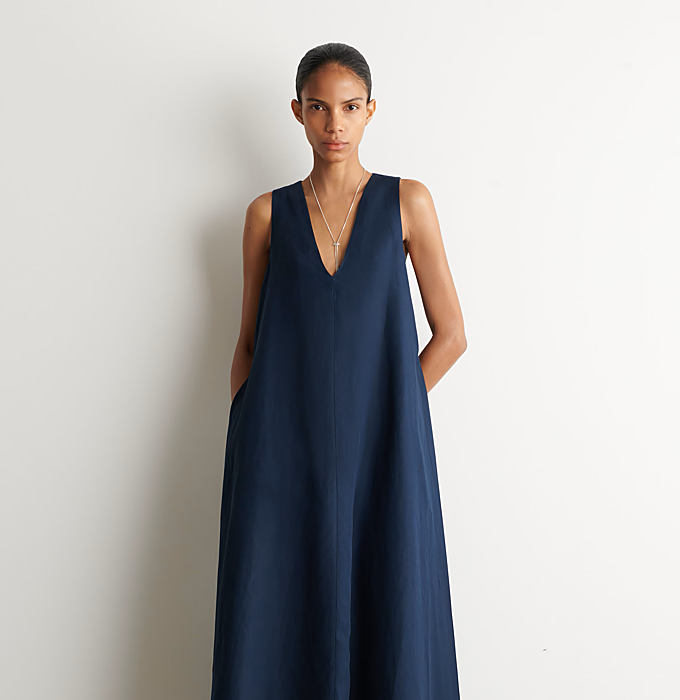 Vestido 'evasé' de lino en color azul marino.